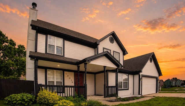 3 King Suites - Spacious 5BR Retreat Near Lee's Summit - Close to Arrowhead