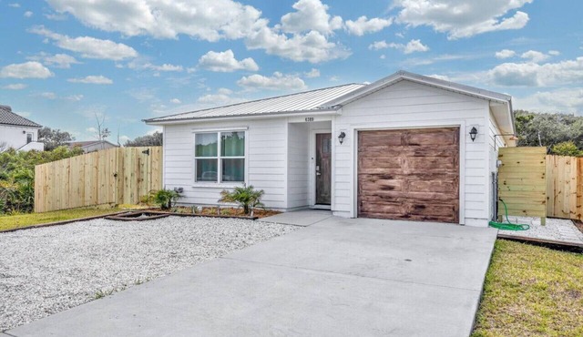 3 minute walk to the beach, outdoor shower, pet friendly, close to downtown