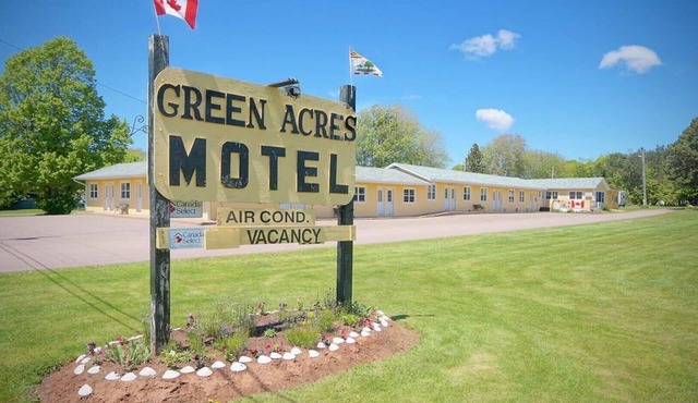 (3) Private Queen Suite at Green Acres Summerside
