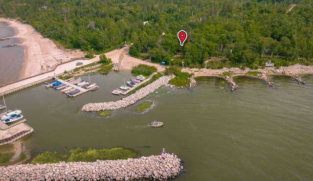3BR Harbor Front House with Fire Pit Canoe, Hammock & Bikes near Grand Beach.