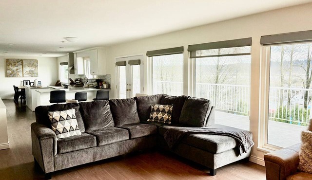 4 Bed 2Bath entire unit. Sleep 12. Same level. Nice view