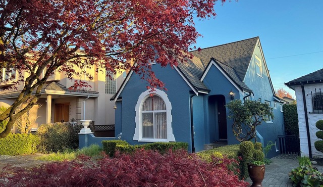 4 big bedrooms 2bathroom with tub and shower 6mins to airport 20mins to downtown