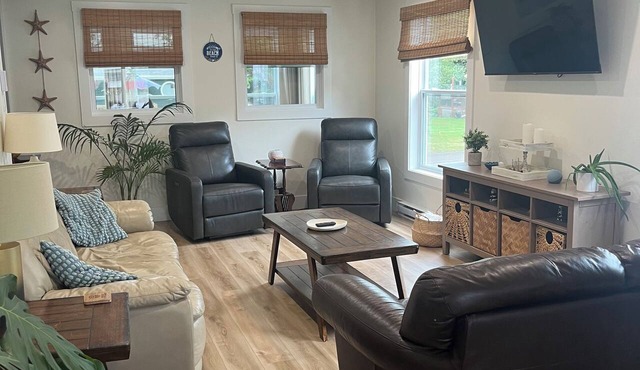 5 Bedroom Summer House (newly built) - Walk to Parlee Beach!