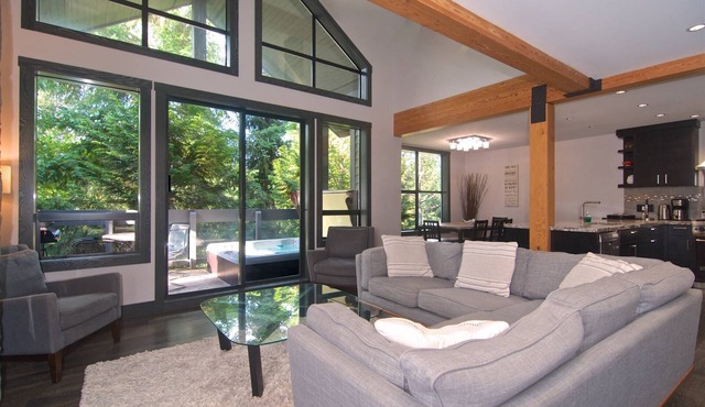 5 STAR ACCOMMODATIONS! LUXURY STAY WITH MEDIA ROOM + PRIVATE HOT TUB.