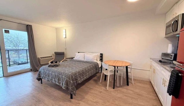 [54] ATX Studio: 1 Queen, Access to Gym & Laundry