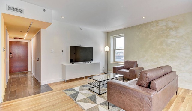 5mn place des arts, spacious top floor apartment with parking space