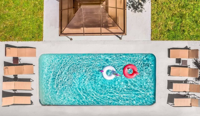 6 Bedroom Two Villas, Heated Pool 2mil to Downtown