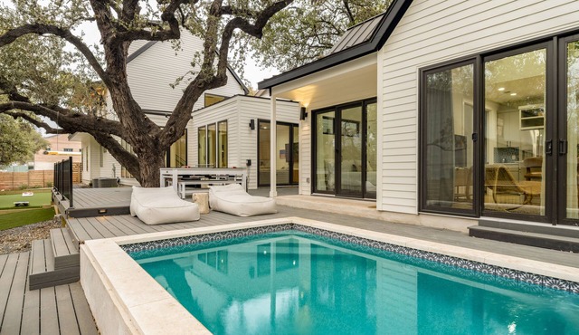 6BDR Luxe Pool Retreat City Views, Ping Pong, Foosball, Guest House | Henley