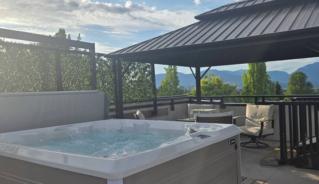 7KM-15Min from D/T Private 1000SF Top Floor Suite The Birdsnest Welcomes U