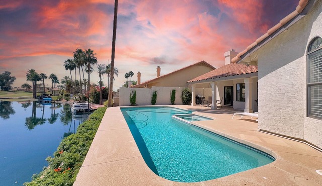 8BR complex w 2 pools, lake view, sleeps 18 in Chandler