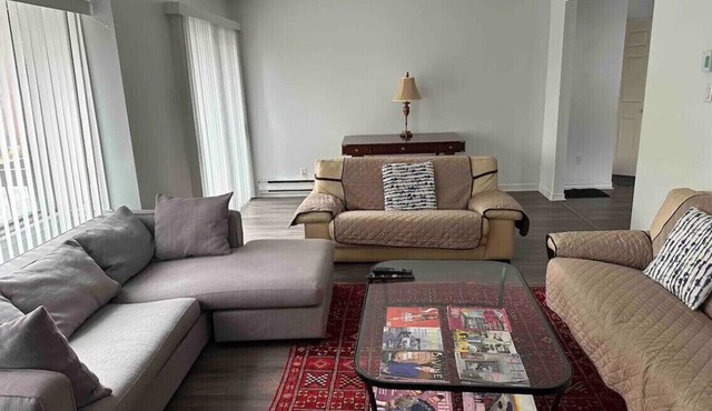 A beautiful newly renovated bright and clean upper apartment in Côte St-Luc