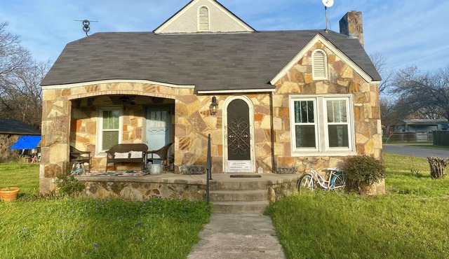 A unique Charming 2-bedroom cottage in Glen Rose, Texas