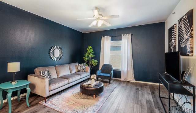 AA3 10% OFF Updated 2BR Apt Near Medical Center Fast WiFi With Parking