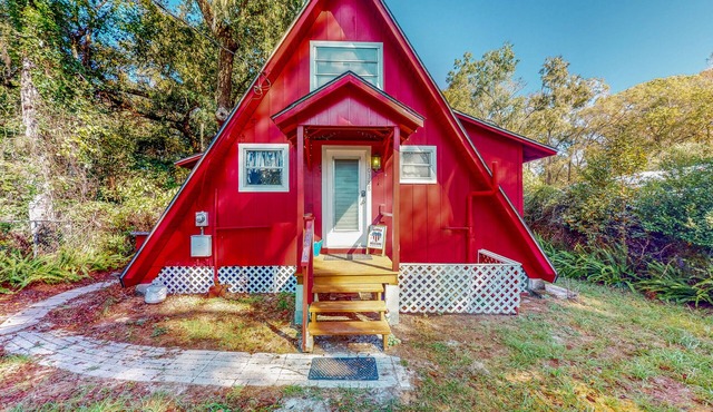 Adorable A-Frame with riverfront yard, fishing pier, & firepit