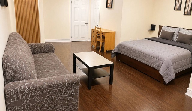 Affordable Spacious Private Suite| Ensuite Bath | Free Parking | Pearson Airport