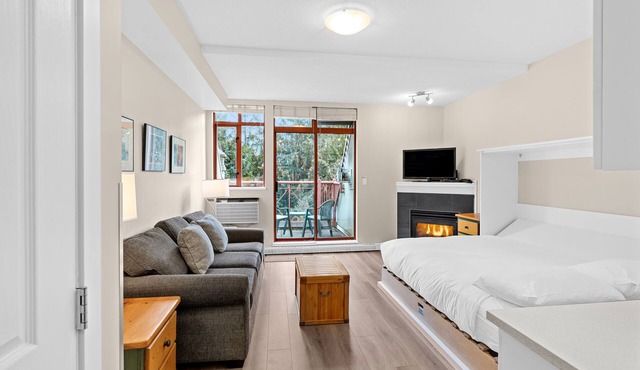 Alpenglow Lodge Studio Suite with park view by MVA
