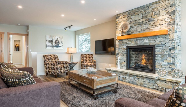 Amazing Home with hot tub, laundry, BBQ and garage - Steps from the Village