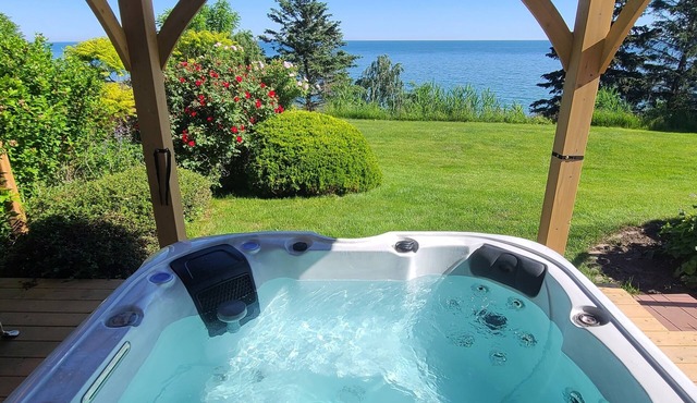 Amazing LakeHouse with Hot Tub