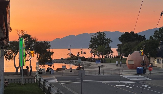 Amazing location! Steps to Okanagan Beach. Lakeview condo
