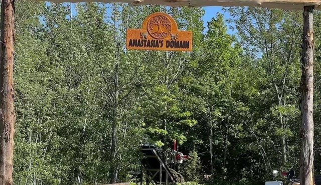 Anastasia’s Domain 5, Farm stay, off grid cabin in a beautiful forest!