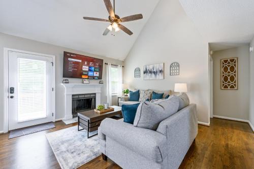 Animal Friendly 3BR Stylish Escape, Near LakePoint
