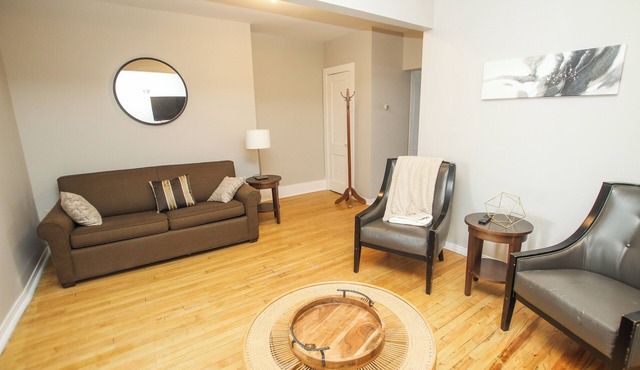 Apartment in the downtown area. Close to shopping and restaurants. in Cornwall