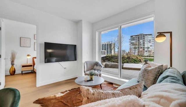 ARIES PALACE - LUXURY& MORDEN 1 BEDROOM CONDO