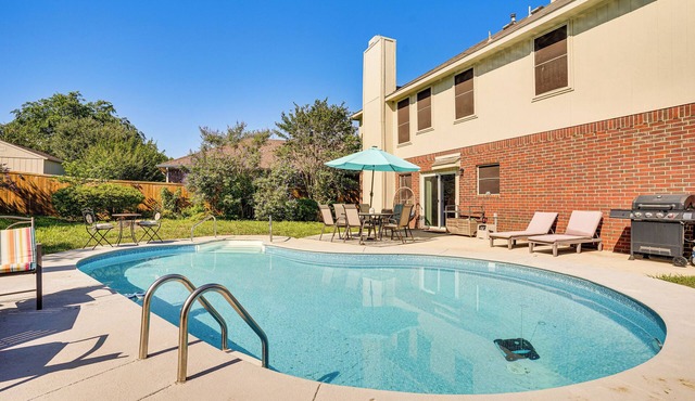 Arlington Home: Pool Oasis Near AT&T Stadium