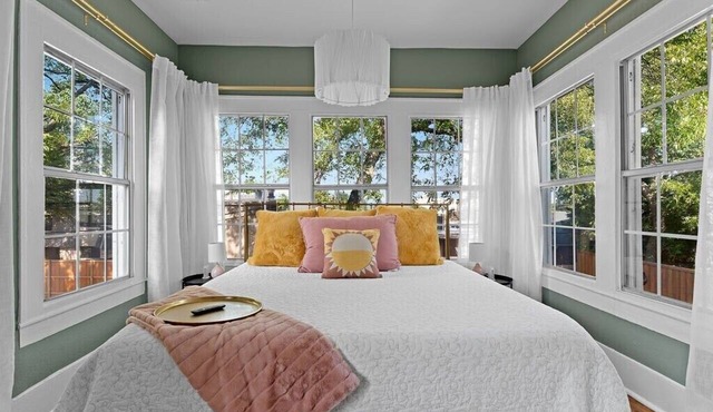 Artsy urban retreat steps from Bishop Arts. Thoughtfully designed with creative touches, a dreamy coffee station, and a king bed you won't want to leave. Gated parking and a responsive host. Repeat guests say it's even more beautiful in person.