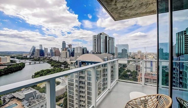 Austin Rainey St. corner condo - lake views, private balcony, pool & gym