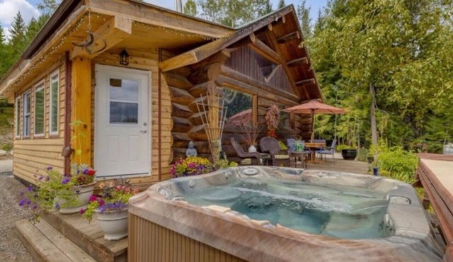 Authentic lofted log cabin with hot tub in Kelowna