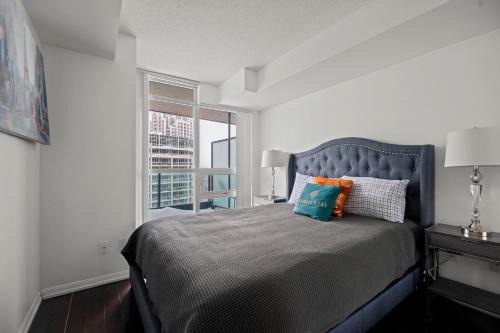 Autumnaly Whisper 2 BR & DEN in the Heart of the City