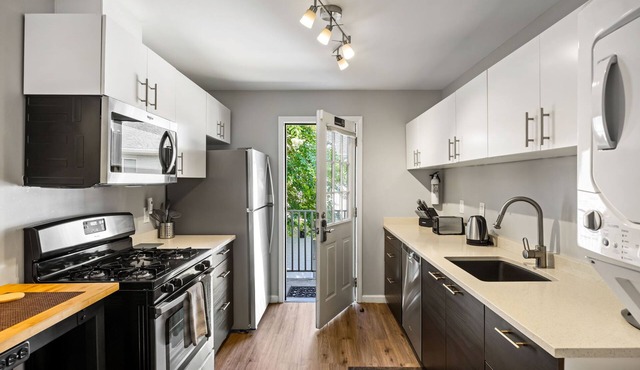 (B1bI) Clean, Cozy, Convenient Condo in Buckhead w/Free Parking