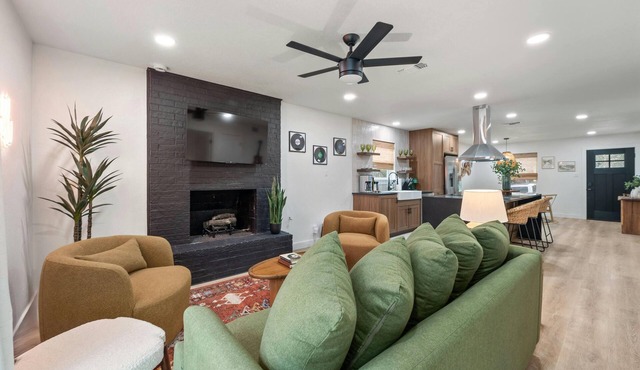 Barton Hills Hideaway + Hot Tub - Magdalena 2!