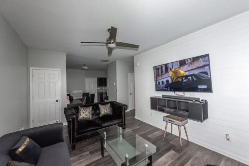 Basic 4 bedrooms with 7 beds 15 min from downtown sleeps 9 for Work crews and Large groups
