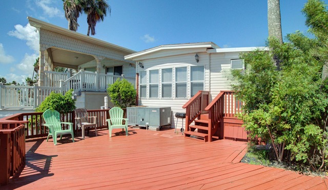Bayfront park model home with deck, pool, hot tub, gym, tennis, & golf