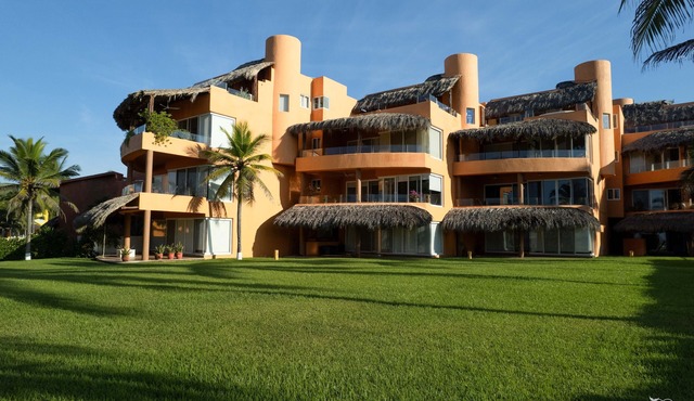 Beach front 3-bedroom condo on Playa Blanca in fantastic Zihuatanejo