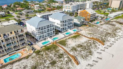 Beach Front 8 BR 6 BA Pool & Hot Tub Pickleball Fun
