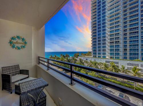 Beach Paradise a cozy ocean view condo on the beach with free parking