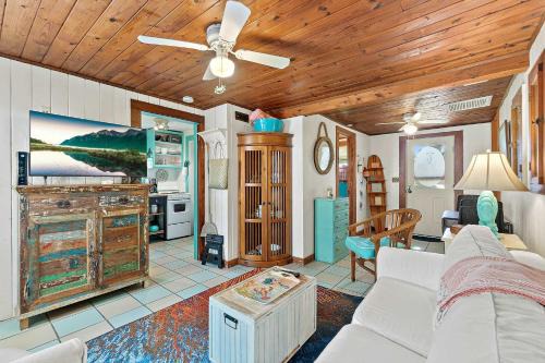 Beachcomber Oasis l 1930s Cottage l 1 min to Beach