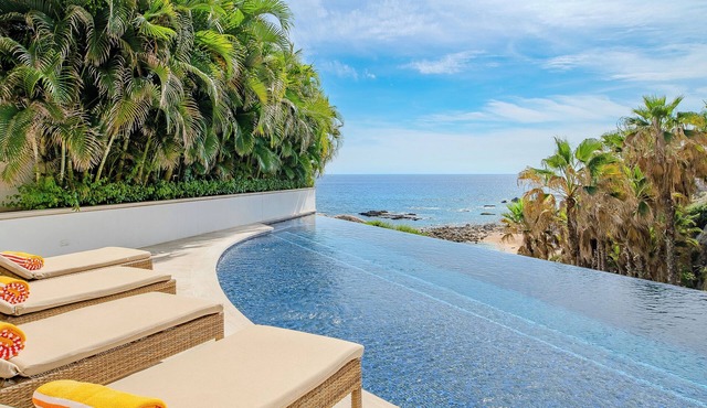 Beachfront Compound Sleeps 24 w/Pools, Spa, Gym & Swimmable Beach Cabo Bello