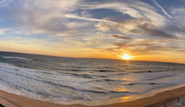 Beachfront Condo at quiet end of Ormond Beach. Snowbirds Welcome ! in Ormond Beach