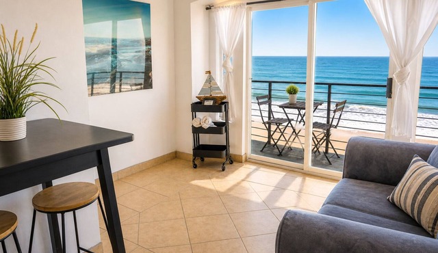 BEACHFRONT, sun, sand & fun - Cozy 1 Bdr Apt
