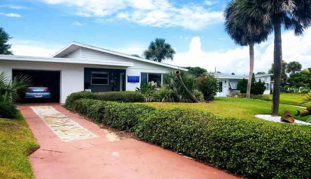 Beachside Artist's Mid-Century Modern Bungalow. in Ormond Beach