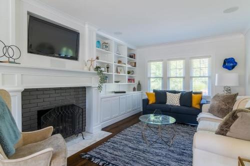 Beautiful 3 Bdrm Home Near Plaza 19