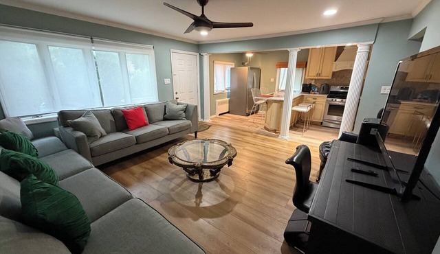 Beautiful 3-bed, 2-floor apartment in Elmont. LIRR, NYC, UBS