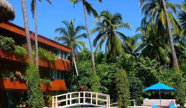 Beautiful 3 Bedroom Condo w Swimming Pool- 1 Block from Fabulous La Ropa Beach