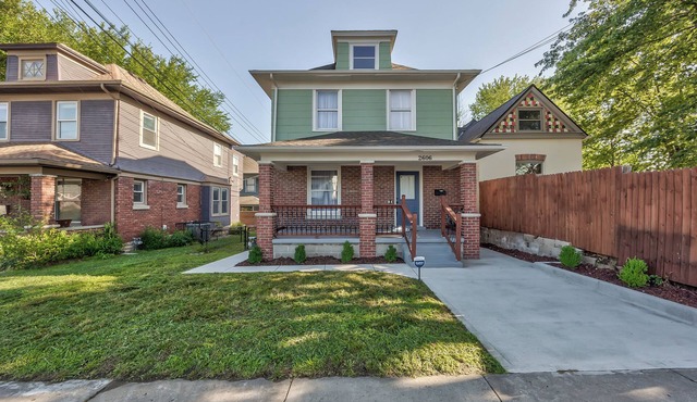 Beautiful 4-bedroom house with AC in delightful Kansas City + Sleeps 9