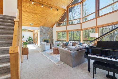 Beautiful A Frame Chalet with Grand Piano close to West Point Chalet Baby Friendly