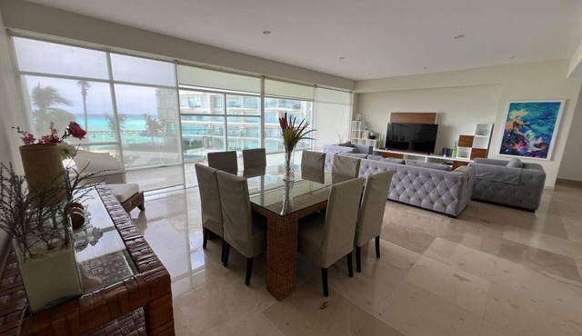 BEAUTIFUL AND SPACIOUS OCEANFRONT CONDO IN CANCUN.